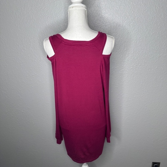 Women's  NWT  Kenneth Cole Reaction Fuchsia Top with cut outs Size Large - Picture 3 of 8